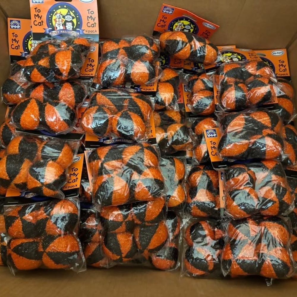 33 packages (132 toys) Halloween Glitter ball cat toy 4 packs kitty balls light